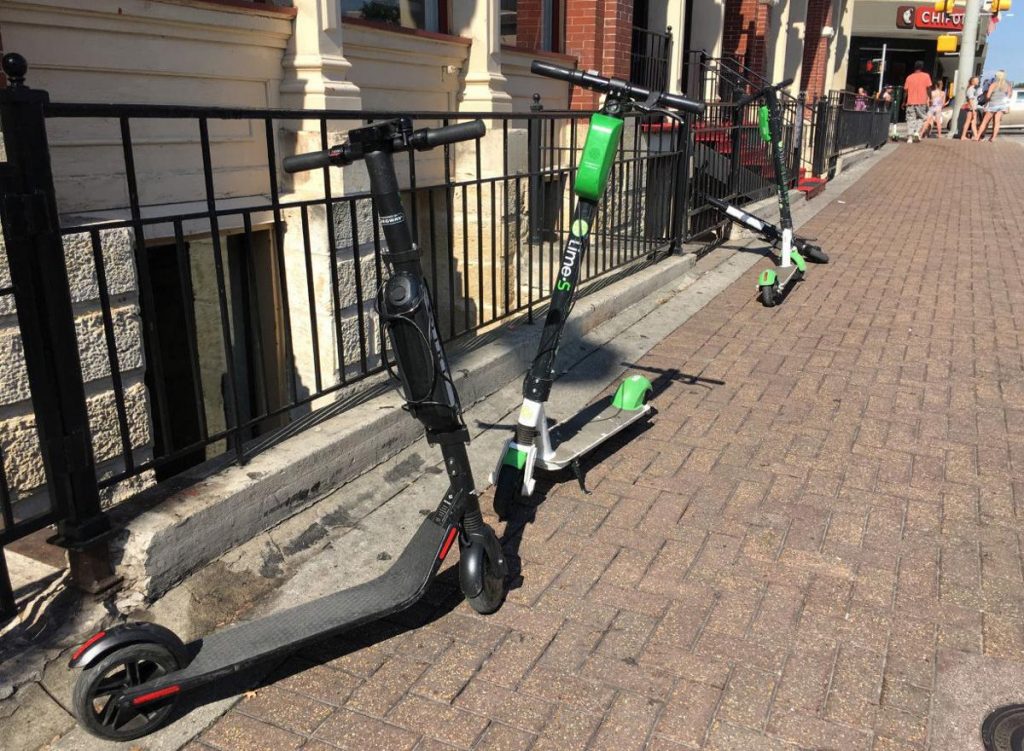 Para recargar la batería de un patinete eléctrico basta con enchufarlo a la corriente