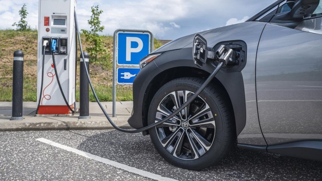 Coche eléctrico verano